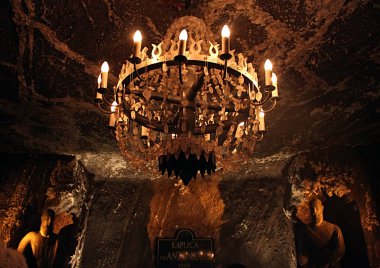 Wieliczka, Polonya - 28 Aralık 2010: Wieliczka Salt Mine (13. yüzyıl), dünyanın en eski tuz madenleri biri içinde St. Anthony Şapel Lambada