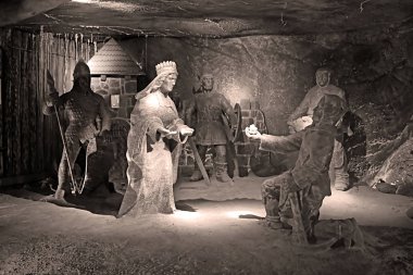 Wieliczka, Polonya - 28 Aralık 2010: Wieliczka Salt Mine (13. yüzyıl), dünyanın en eski tuz madenleri biri Kraliçe tuz sunmak madenci heykeli