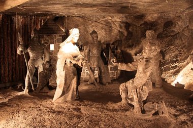 Wieliczka, Polonya - 28 Aralık 2010: Wieliczka Salt Mine (13. yüzyıl), dünyanın en eski tuz madenleri biri Kraliçe tuz sunmak madenci heykeli