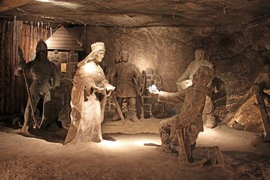 Wieliczka, Polonya - 28 Aralık 2010: Wieliczka Salt Mine (13. yüzyıl), dünyanın en eski tuz madenleri biri Kraliçe tuz sunmak madenci heykeli