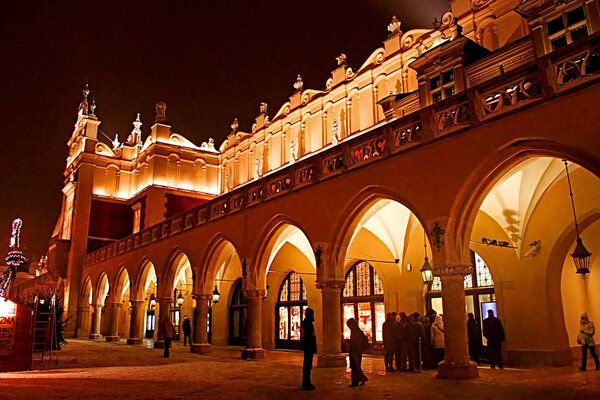 КРАКОВ, ПОЛЬША - 29 ДЕКАБРЯ 2010: Краковский Ткацкий Зал, датируется Возрождением и является одной из самых узнаваемых икон города. Это центральная особенность главной рыночной площади в Старом городе Кракова
