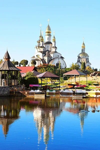 教堂在秋季公园 姆拉代布基或旅馆 基辅地区 乌克兰 — 图库照片