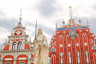 Roland, Charlemagne en sevdiği yeğeni ve özgürlük ve adalet önünde siyah nokta guild house temsilcisi heykeli. Riga, Letonya