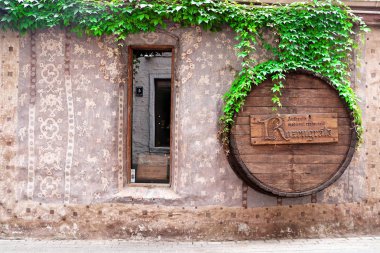Riga, Letonya - 28 Ağustos 2018: Cephe bina Rozengrals kafe. Restoran tesislerinde yıllıklar içinde erken anlatılan en eski şarap mahzeni ve Riga Yargıç - Vinarium Civitatis Rigensis kutlamaları için mekan olarak 1293 olarak