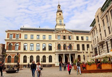 Riga, Letonya - 28 Ağustos 2018: Riga Belediye Meclisi, Letonya: Rigas kubbe, Yardımcısı başkanları, ayrılışımı, şehir İcra Direktörü, bölge İcra Direktörleri ve Belediye kurum personeli tarafından organize