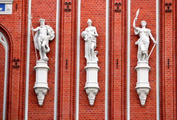 Estatuas Dioses Famosa Casa Los Cabezas Negras Edificio Original Fue —  Fotos de Stock