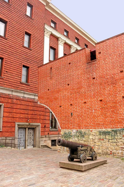 ラトビア リガの旧市街の古い巨大な鉄の大砲 — ストック写真