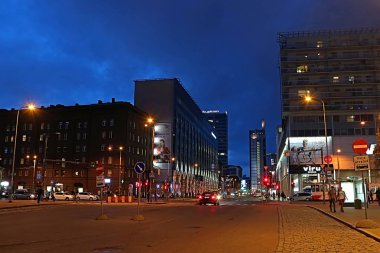 Tallinn, Estonya - 30 Ağustos 2018: Görünümü modern binalar Laikmaa Caddesi'nde akşam