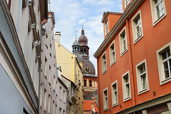 Utsikt Fra Kramu Street Til Gamle Bygninger Utsikt Riga Domkirke – stockfoto