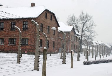Auschwitz toplama kampında bir ağ inşa ve Krakow, Polonya yakınındaki İkinci Dünya Savaşı sırasında işgal altındaki Polonya'da Nazi Almanyası tarafından işletilen toplama ve imha kampları yapıldı.