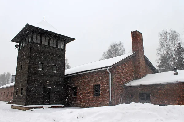 アウシュビッツ強制収容所の監視塔は集中および僕滅のキャンプを構築し クラクフの近くの第二次世界大戦中にナチス ドイツ占領下のポーランドでの運航のネットワーク — ストック写真