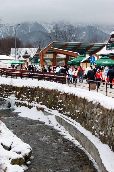 Zakopane Polen December 2010 Mountain Stream Stromen Onder Oude Huurkazerne — Stockfoto