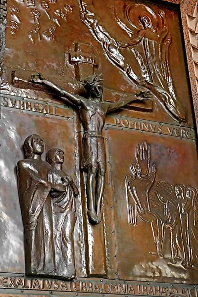 以色列拿撒勒1969年乔瓦尼 穆齐奥建造的 报喜大教堂 中美妙的金属门的细节 — 图库照片