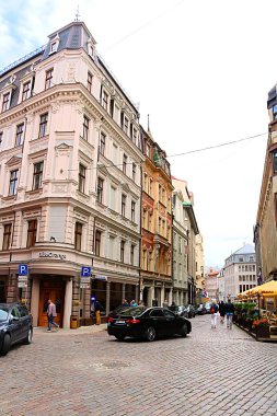 Riga, Letonya - 28 Ağustos 2018: Görünüm eski binaların ve eski şehir Smilsu sokakta