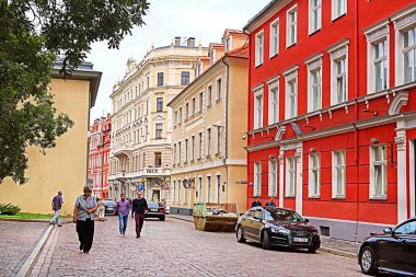 Riga, Letonya - 28 Ağustos 2018: Görünüm eski binaların ve eski şehir Jekaba Caddesi üzerinde