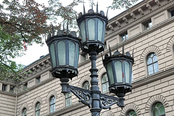 拉脱维亚议会主楼附近的灯笼 位于拉脱维亚里加市和克洛斯特拉街拐角的里加老城 — 图库照片
