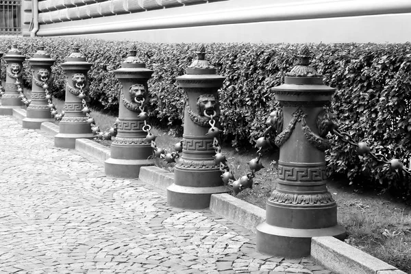 Fence Lions Chains Main Building Saeima Parliament Republic Latvia Riga — Stok fotoğraf