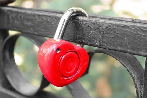 Κόκκινη Καρδιά Αγάπη Κλειδαριά Στη Γέφυρα Τέτοιες Κλειδαριές Συμβολίζουν Την — Φωτογραφία Αρχείου