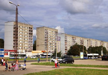Riga, Letonya - 29 Ağustos 2018: Görünüm şehrin modern Mahallesi yeni binaların