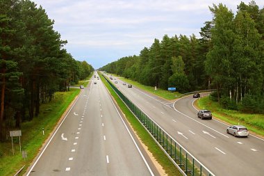 Riga, Letonya - 29 Ağustos 2018: Görünüm yolu ve orman yakınındaki Riga, Letonya