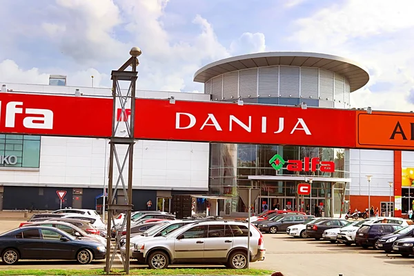 ラトビア 2018 アルファ ショッピング パークの喧騒から離れた路地に リガの住民が購入をする非常に人気のある場所です — ストック写真