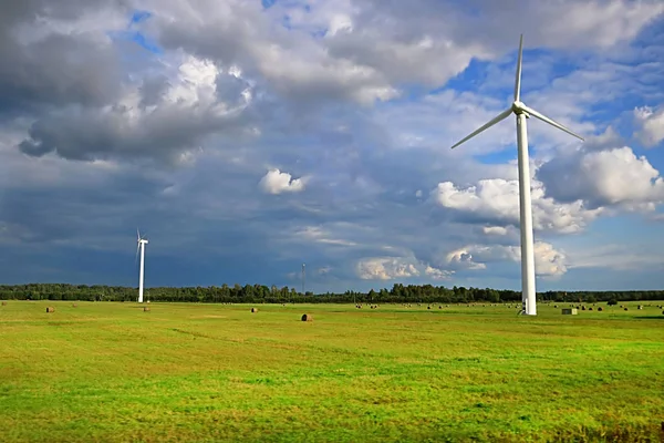 Ветрогенераторы Летнем Ландшафте Голубое Небо Зеленая Трава Поле Корпуса Дождливая — стоковое фото