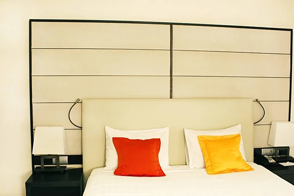 带双人床 橙色和红色枕头的卧室内部 — 图库照片