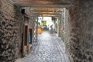 Tallinn, Estonya - 30 Ağustos 2018: Catherine Lane Old Town tarihi bölgesinde kısa lane (135 m) olduğunu