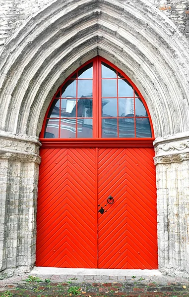 キャサリン レーン 135 タリン旧市街の歴史的な地区のカトリーヌ教会のドア — ストック写真