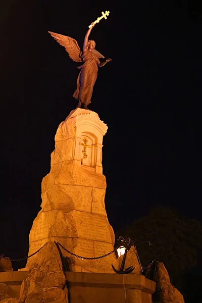 タリン エストニアの夜 ルサルカ の銅像 記念碑は ルサルカ 1893 年にフィンランド湾で沈没したロシア戦艦乗組員に記念碑として立っています 1902 Amandus — ストック写真