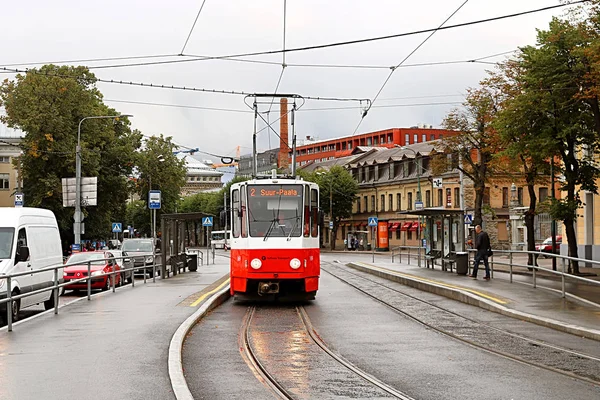 Tallinn Estonia Harus 2018 Trem Merah Jalan Mere Malam Hari — Stok Foto