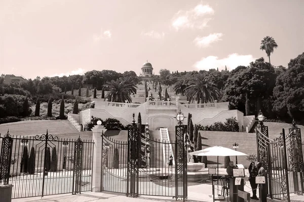 Haifa, Israël - 18 September 2017: Bahai tuinen en tempel op de hellingen van de berg Karmel — Stockfoto