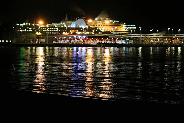 Vista della nave da crociera di notte, Estonia — Foto Stock