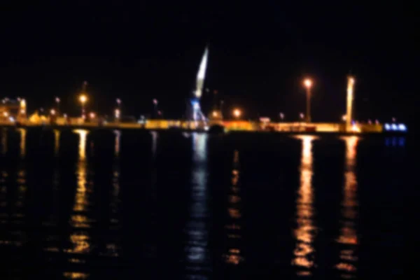 Guindaste no porto de Tallinn à noite, Estónia. Filtro Blur — Fotografia de Stock