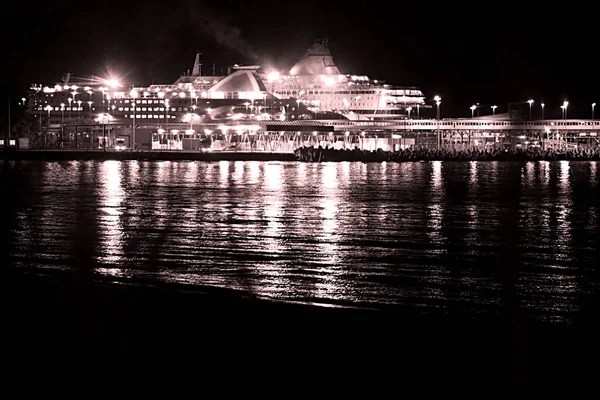 Weergave van cruise liner in de nacht, Estland — Stockfoto