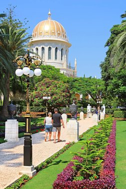Haifa, Israil-Eylül 18, 2017: Bahai Bahçeleri görünümü ve Carmel Dağı üzerinde Bab mabedi