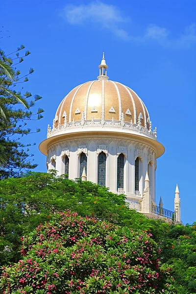 Koepel van de Bab Shrine op de hellingen van de Carmel Mountain in Haifa City, Israël — Stockfoto