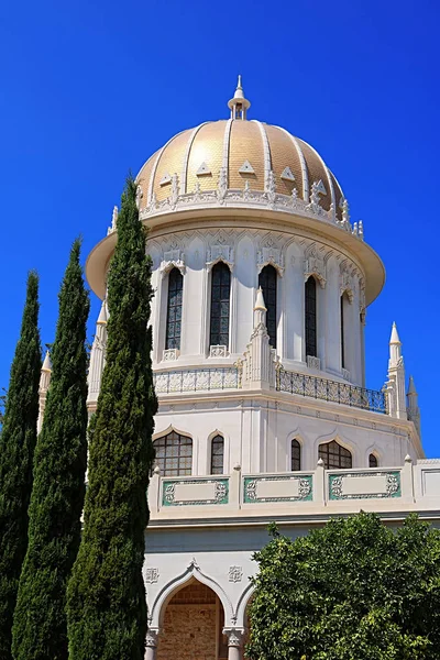 El Santuario de Bab en las laderas de la montaña Carmel en la ciudad de Haifa, Israel — Foto de Stock