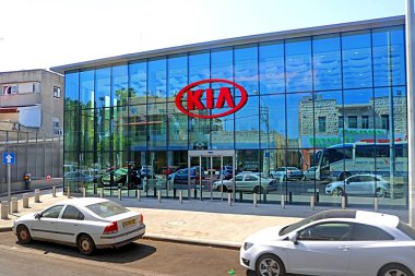Haifa, Israil-Eylül 18, 2018: Kia Motors salonu. Kia Motor Corporation, merkezi Seul, Güney Kore 'nin ikinci en büyük otomobil üreticisi