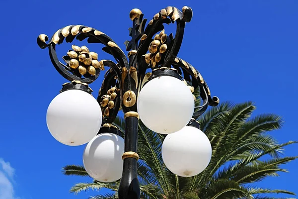 Bellissime lanterne nei giardini Bahai di Acri (Akko), Haifa, Israele — Foto Stock