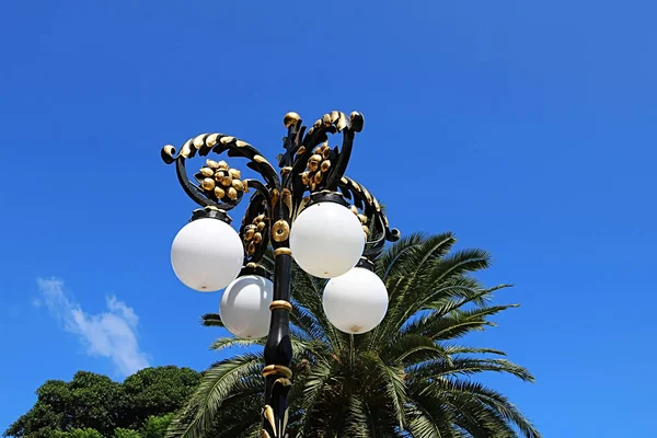 Bellissime lanterne nei giardini Bahai di Acri (Akko), Haifa, Israele — Foto Stock