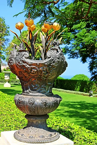 插在花瓶里的金色郁金香花束装饰以色列海法巴哈伊教花园 — 图库照片