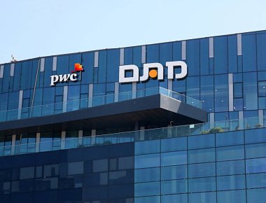 Hayfa, İsrail - 18 Eylül 2017: Hayfa Matam yüksek teknoloji kampüsünde ünlü logolu ofis binasının (Pwc) görünümü. Park, dünyanın önde gelen yüksek teknoloji şirketlerinden bazılarının yer alan uluslararası bir teknoloji merkezidir.