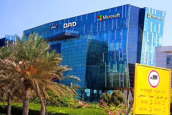 HAIFA, ISRAEL - 18 DE SEPTIEMBRE DE 2017: Vista del edificio de oficinas con logotipos famosos (PWC y Microsoft) en el campus de alta tecnología Haifa MATAM. Empresa de Microsoft es mejor conocido por sus productos de software — Foto de Stock