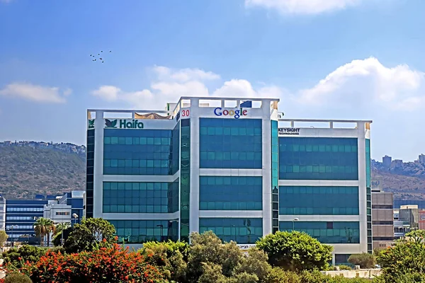 HAIFA, ISRAEL - 18 SEPTEMBRE 2017 : Vue du centre de développement Google à Matam. Le parc est un centre technologique international, avec quelques-unes des plus grandes entreprises de haute technologie au monde — Photo