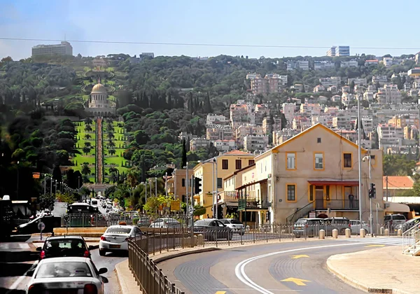 Haifa, Israël-18 september 2017: op de SDE van Haifa en uitzicht op de Bahai-tuinen — Stockfoto