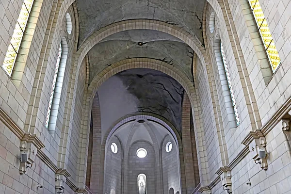 Innenraum der Klosterkirche der stillen Mönche in Latrun, Israel — Stockfoto
