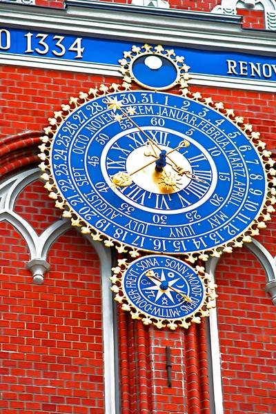 Λεπτομέρεια από το αστρονομικό περίτεχνο ρολόι στο σπίτι του σπυράκια, Ρίγα, Λετονία — Φωτογραφία Αρχείου
