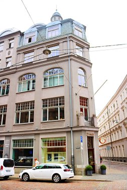 Riga. Letonya - 28 Ağustos 2018: Valnu Caddesi'nde saatli bina, eski şehir