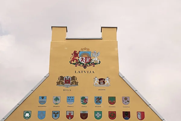 RIGA. LATVIA - AUGUST 28, 2018: Jacob's Barracks building showinRIGA. LATVIA - AUGUST 28, 2018: Jacob's Barracks building showing coats of arms for Latvian parishes, Tornu Street, old town — Stock Photo, Image